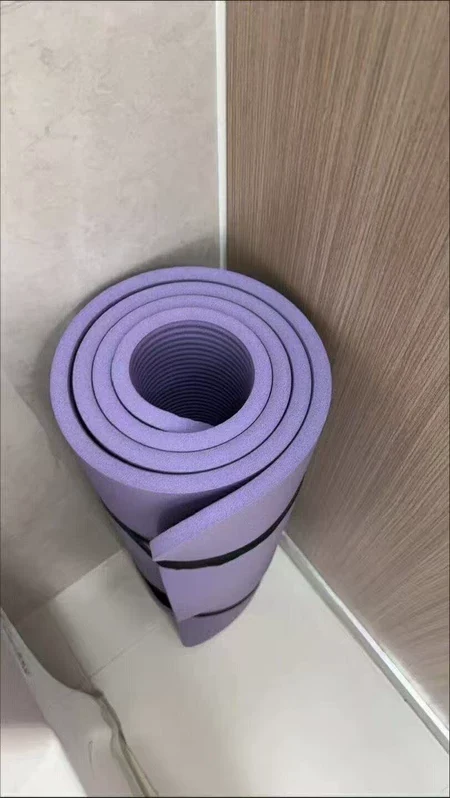 紫色运动瑜伽垫 居家拉伸练习