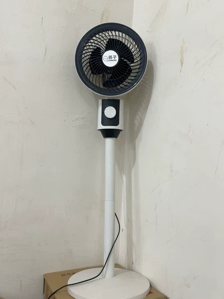 白色立式循环风扇 居家空气循环